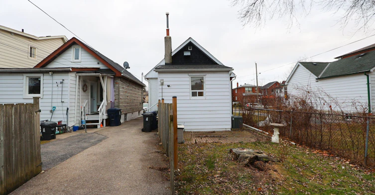 32 Pendeen Avenue, Toronto, ON, M6N 2P3 - 43