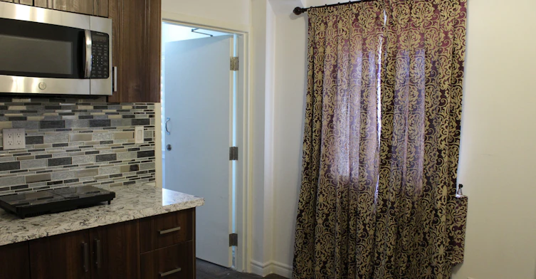 201-2466 St Clair Avenue W, Toronto, ON, M6N 1L3 - 4