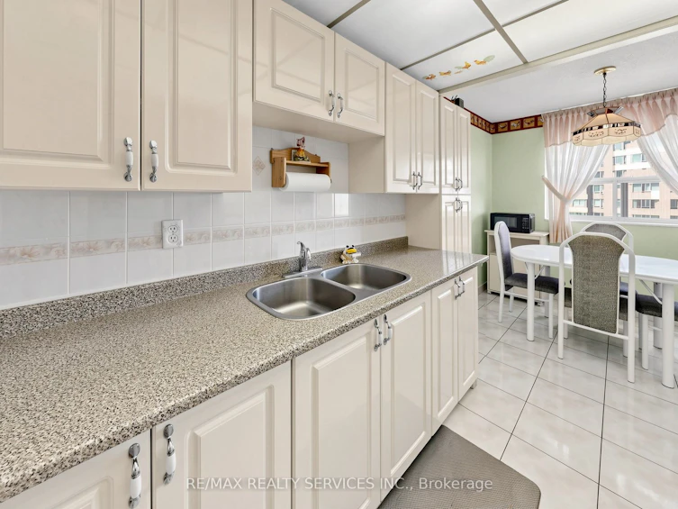 1206-3 Lisa Street, Brampton, ON, L6T 4A2 - 11
