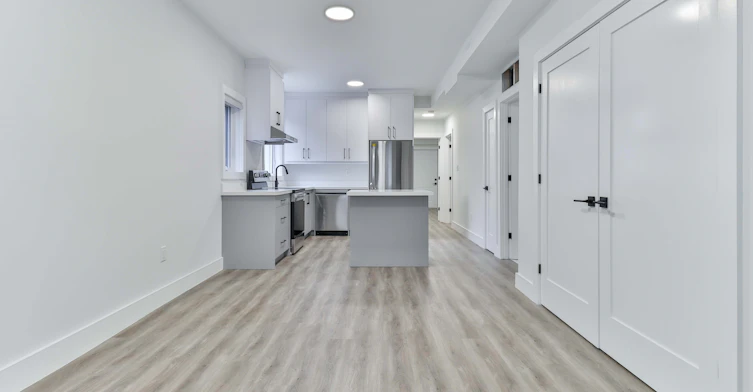 Main Floor-6 Chudleigh Road, Toronto, ON, M6E 1Y8 - 5