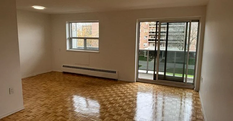 2-305-515 North Service Road, Mississauga, ON, L5A 1B3 - 2