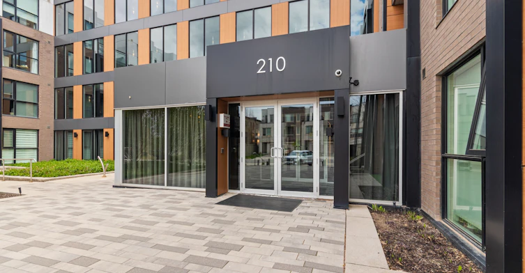 204-210 Sabina Drive E, Oakville, ON, L6H 0W6 - 2