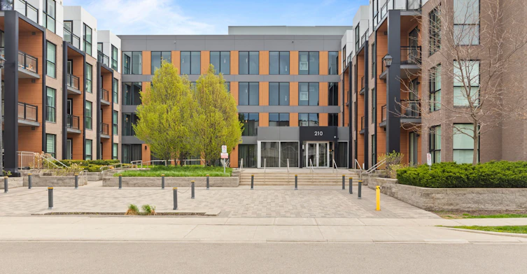 204-210 Sabina Drive E, Oakville, ON, L6H 0W6