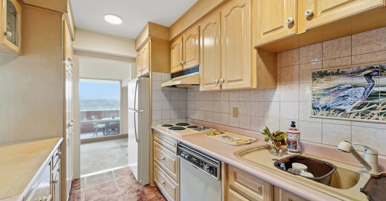 2011-240 Scarlett Road, Toronto, ON, M6N 4X4 - 8