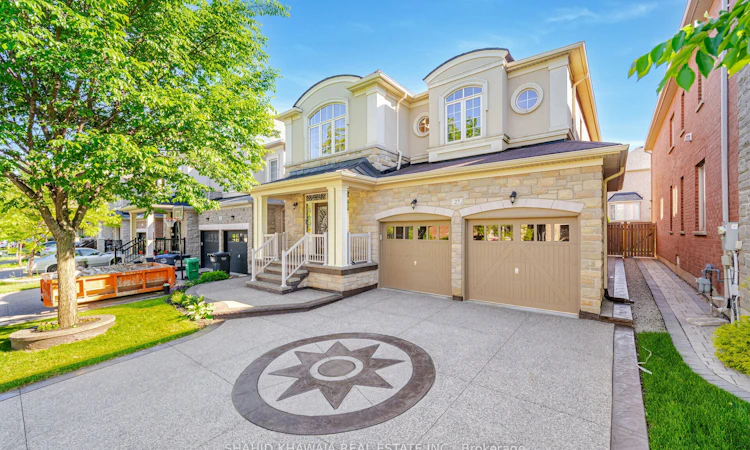 27 Lampman Crescent