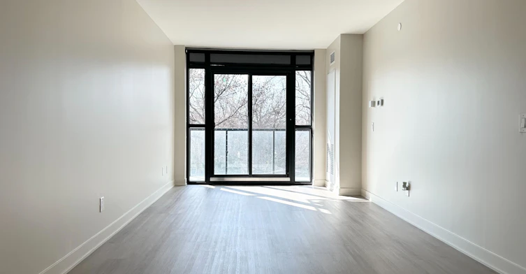 323-3385 Dundas Street W, Toronto, ON, M6S 2S2 - 4