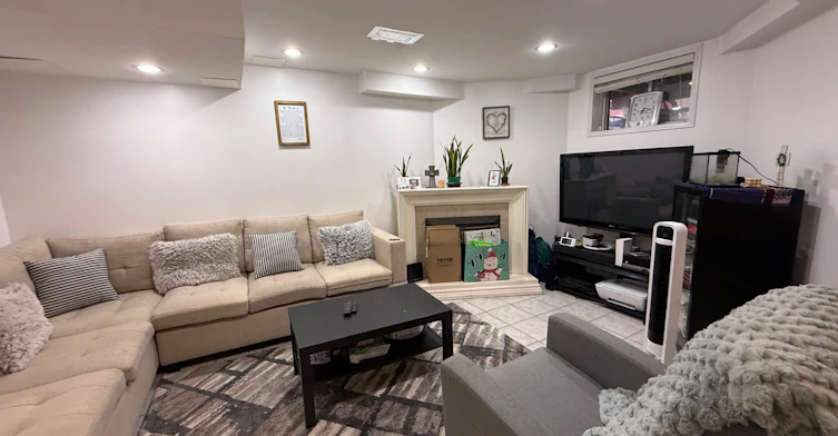 5312 Hollypoint (Lower) Avenue, Mississauga, ON, L5V 2L3 - 5