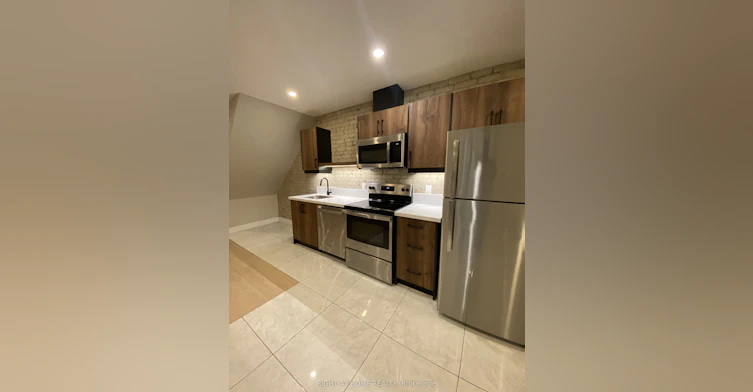 1-363 Parkside Drive, Toronto, ON, M6R 2Z5