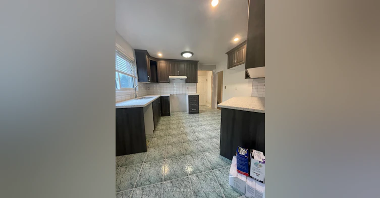 Main-135 Avondale Boulevard, Brampton, ON, L6T 1H5