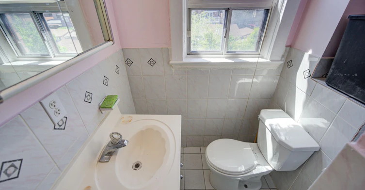 2nd Fl-19 Armstrong Avenue, Toronto, ON, M6H 1V9 - 18