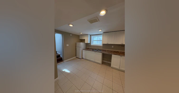 8 Birch Tree Crescent, Toronto, ON, M6M 2K8 - 4