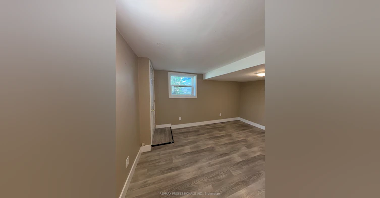 8 Birch Tree Crescent, Toronto, ON, M6M 2K8 - 9
