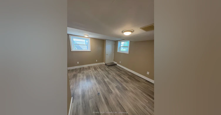 8 Birch Tree Crescent, Toronto, ON, M6M 2K8 - 5