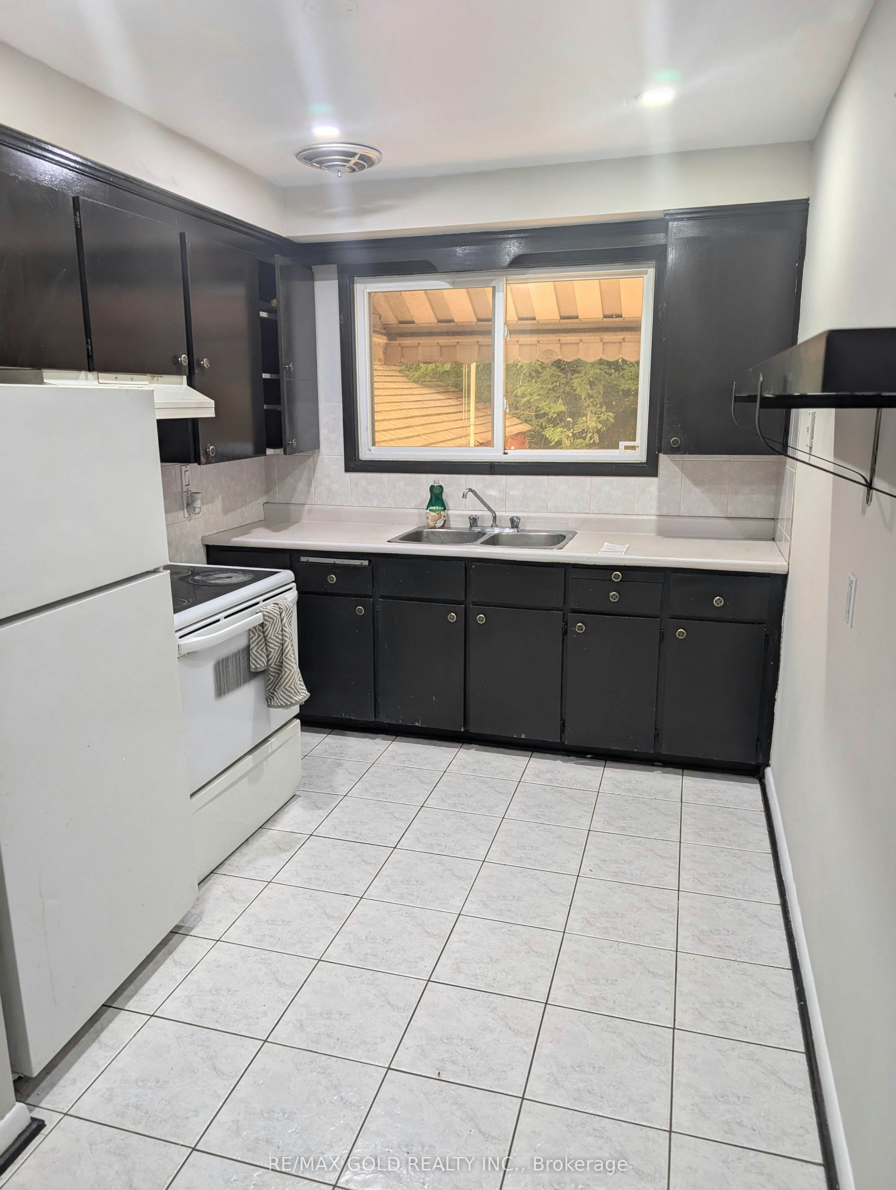 7084 Minotola Avenue, Mississauga, ON, L4T 2S8 - 6