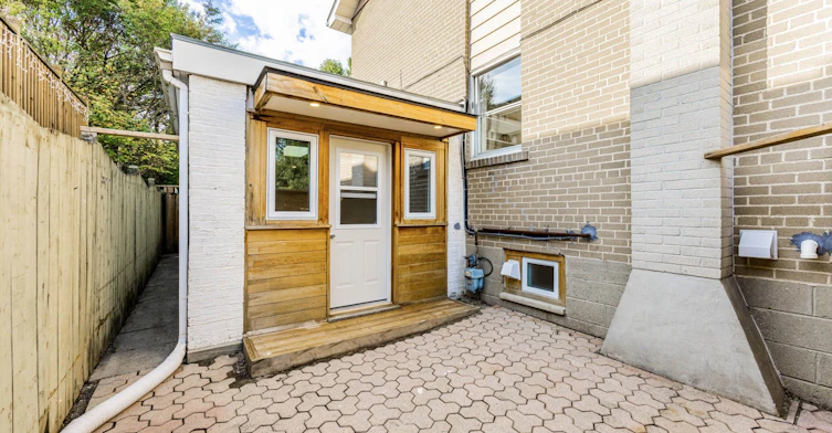B-54 Pasadena Gardens, Toronto, ON, M6S 4R5 - 2