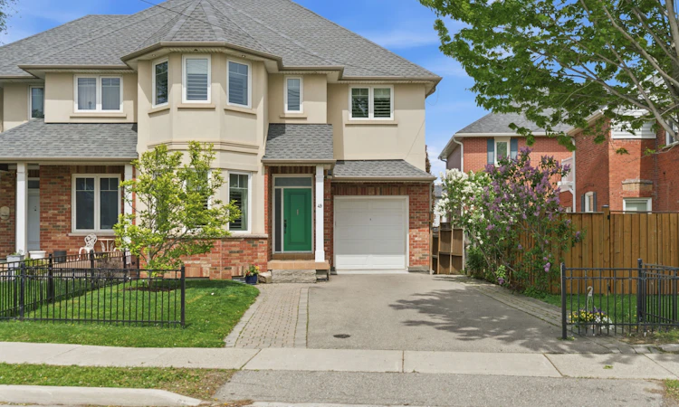 49 Bronte Street S
