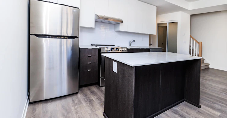 210-140 Canon Jackson Drive, Toronto, ON, M6M 0B9 - 4