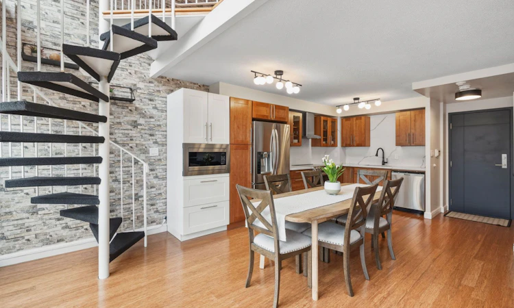 723-2267 Lake Shore Boulevard W