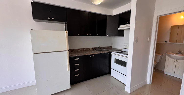 1-256 Lakeshore Road E, Mississauga, ON, L5G 1G9 - 11