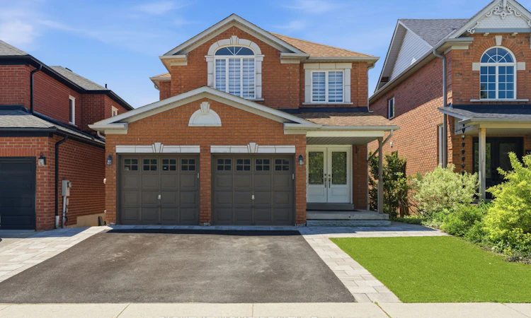 182 Mowat Crescent