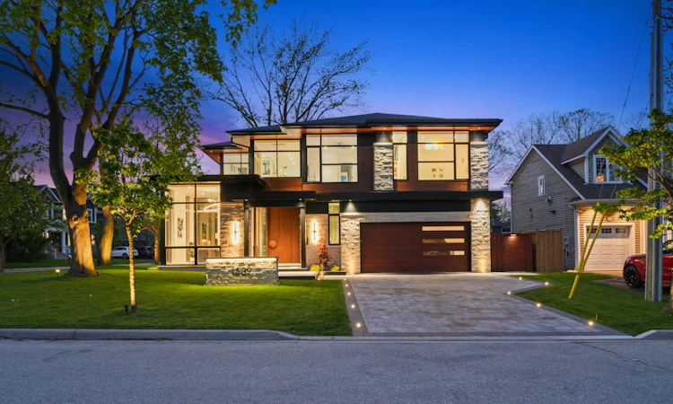 1589 Glenhill Crescent