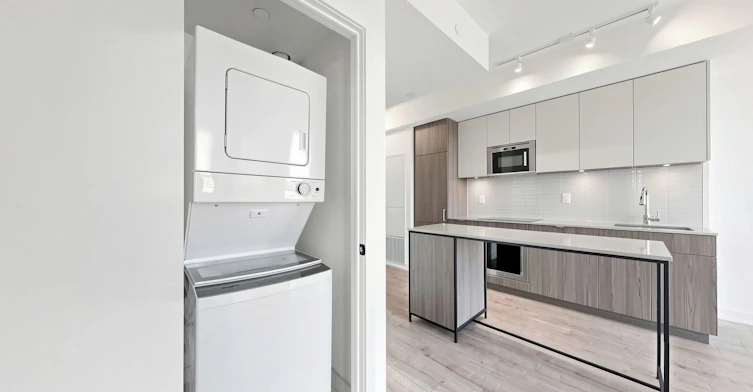 817-220 Missinnihe Way, Mississauga, ON, L5H 0A9 - 2
