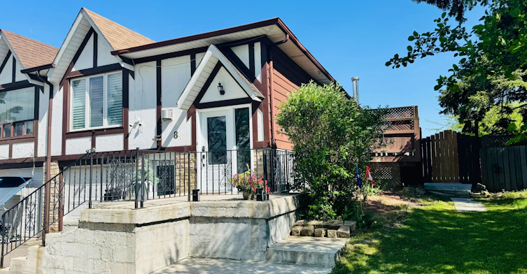 8 Montrose Place, Brampton, ON, L6S 2S8 - 2
