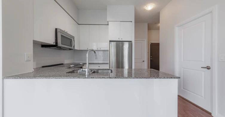 405-75 Eglinton Avenue W, Mississauga, ON, L5R 0E5 - 9