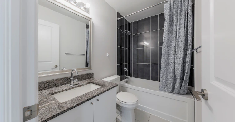 405-75 Eglinton Avenue W, Mississauga, ON, L5R 0E5 - 12