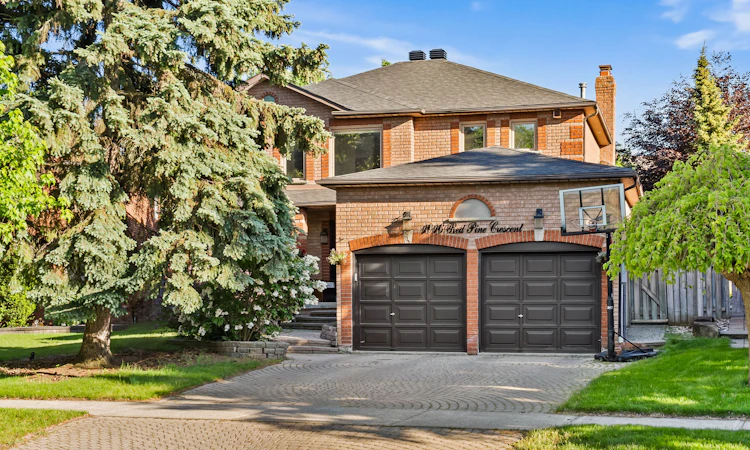 1016 Red Pine Crescent
