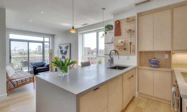 712-2495 Dundas Street W