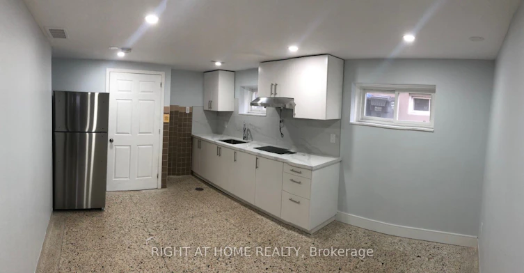 3631 Molly Avenue, Mississauga, ON, L5A 3G5 - 2