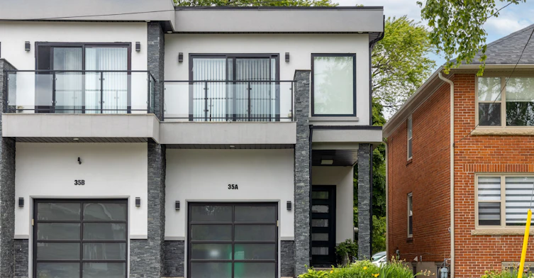 35A Broadview Avenue, Mississauga, ON, L5H 2S8