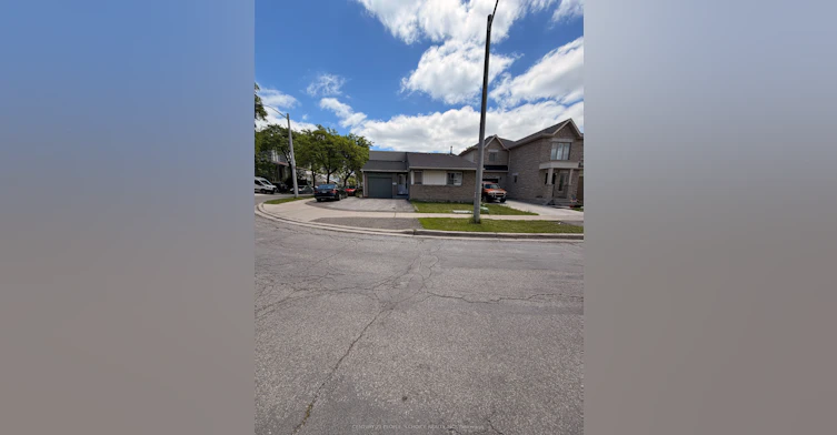 7 Moffatt Court, Toronto, ON, M9V 4E2