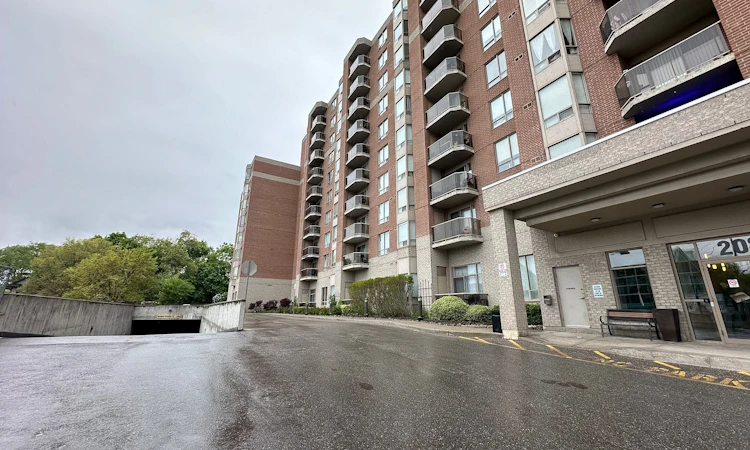 702-2088 Lawrence Avenue W