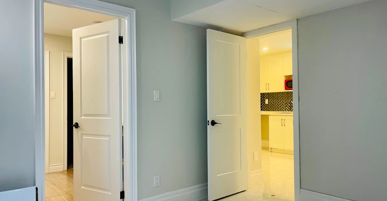 Lower-16 Rustic Road, Toronto, ON, M6L 3C7 - 9