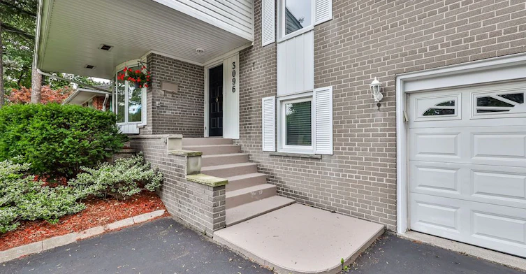 3096 Ballydown Crescent, Mississauga, ON, L5C 2C8 - 2