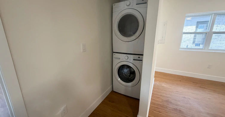 Upper-300 South Kingsway N/A, Toronto, ON, M6S 3T9 - 4
