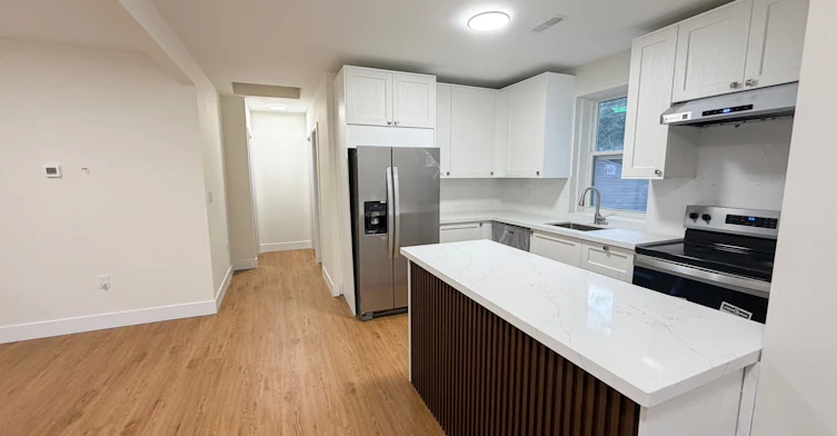 Upper-300 South Kingsway N/A, Toronto, ON, M6S 3T9