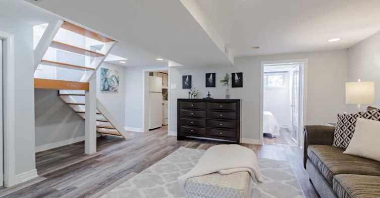 lower-33 Hagar Avenue, Toronto, ON, M6N 3V1