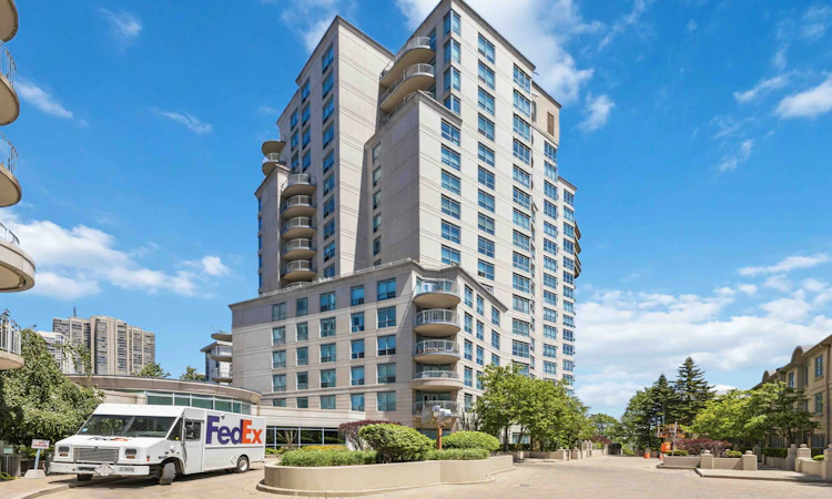 121-2111 Lake Shore Boulevard W