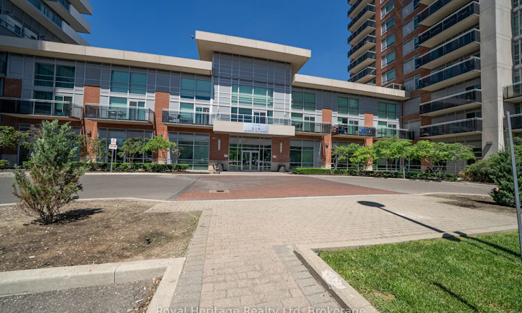 1602-215 Queen Street E