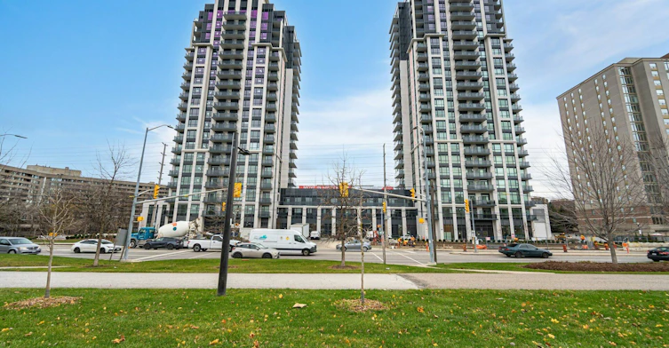 1704-202 Burnhamthorpe Road E, Mississauga, ON, L5A 0B2