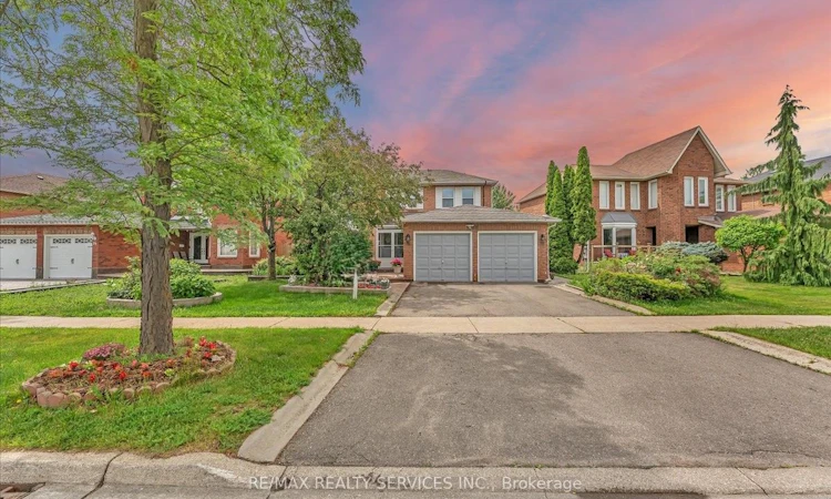 16 Major William Sharpe Drive E