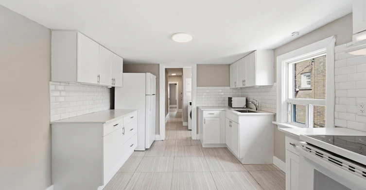 Upper-277 Gilmour Avenue, Toronto, ON, M6P 3B6 - 8