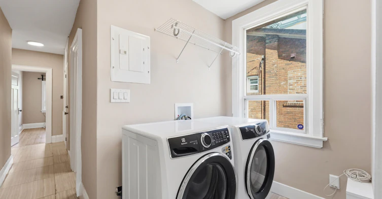 Upper-277 Gilmour Avenue, Toronto, ON, M6P 3B6 - 10