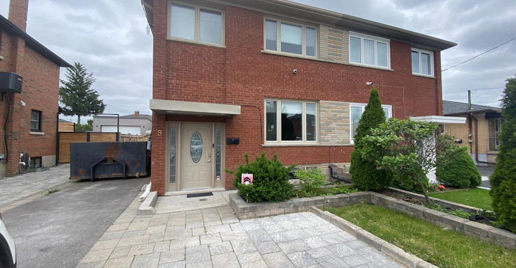 9 Snowood Court, Toronto, ON, M3N 1E7