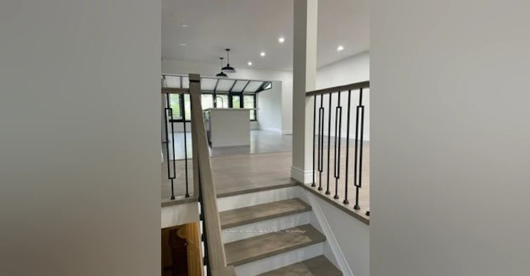 885 Forestwood Drive, Mississauga, ON, L5C 1G6 - 2