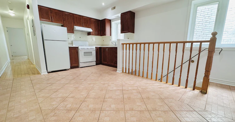 Unit 3-2415 Dundas Street W, Toronto, ON, M6P 1X3 - 2