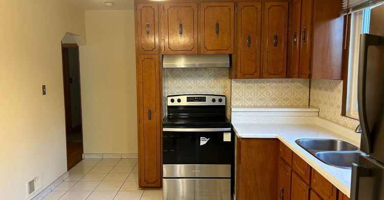 Main-9 Macleod Street, Toronto, ON, M6L 2M7 - 7